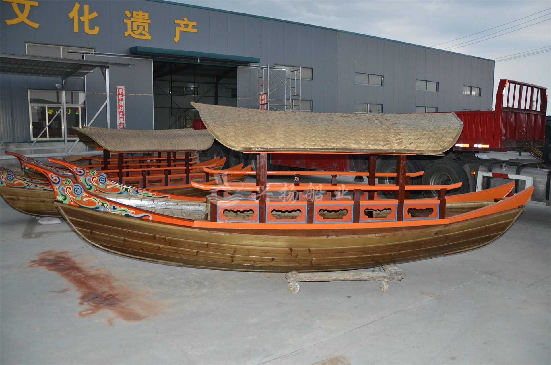 湖北襄陽(yáng)彩繪造型烏篷船